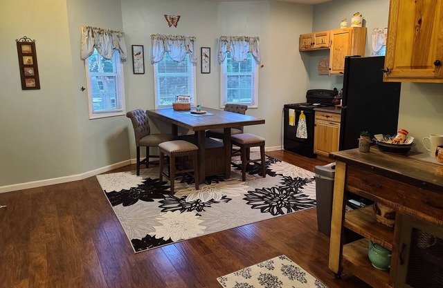 Spacious 2 Bedroom Loft w/ Full Kitchen & Full Bath