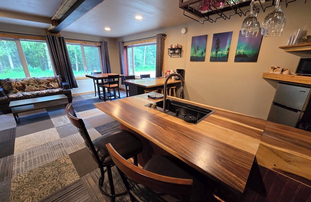 Spacious 2 bedroom, sleeps 12, indoor hottub, beautiful location for Aurora!