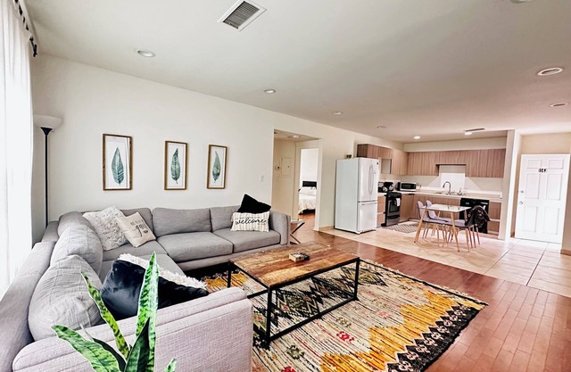 Spacious 2 beds 2baths home in West Hollywood/Hollywood area!