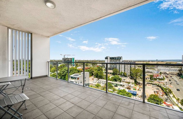 Spacious 2 beds Apt near Airport