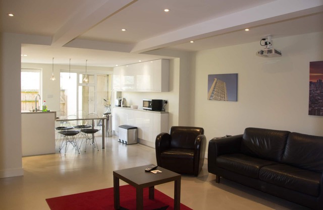 Spacious 2 double bedroom garden flat in Queens Park, London zone 2