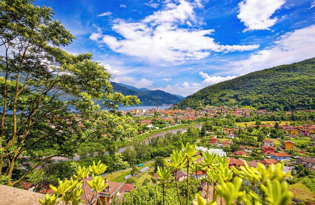 Spacious 2-room apartment with sun balcony and panoramic lake view