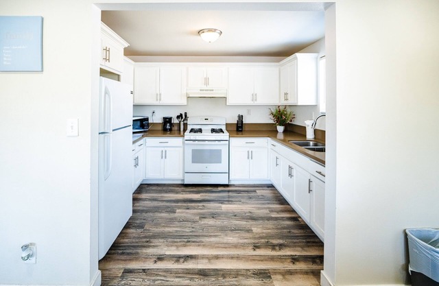 Spacious 2 Story 5-Bedroom 3-Bath Close to Downtown LA Sleeps 10 ppl