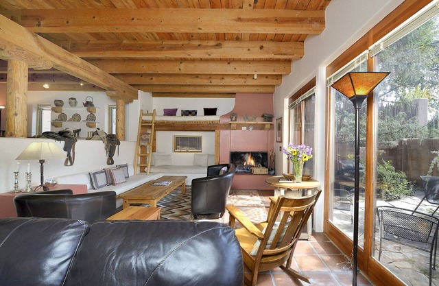 Spacious 2bd Twhm - 5 minute walk to Canyon Road- private courtyard w/grill