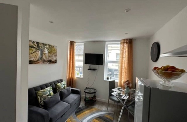 Spacious 2BR Apartment in Central Watford | Walk to Station & Shops | Sleeps 5