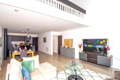 Spacious 2BR Apartment for Family and Contractors, Free Parking & WiFi
