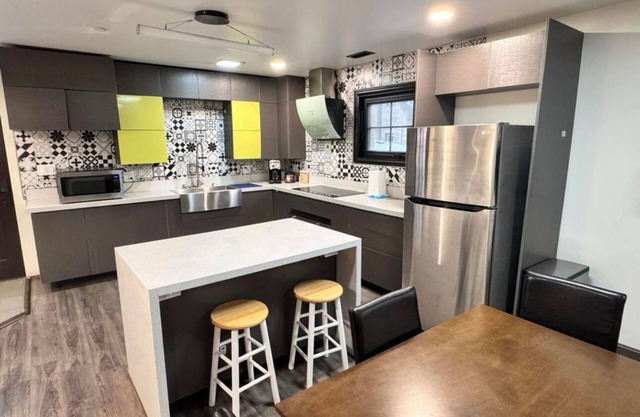 Spacious 2BR Family-Friendly Stay, 4 Queen Beds + 2 Baths, Parking & Laundry.