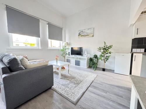 Spacious 2BR Home by Portobello Beach