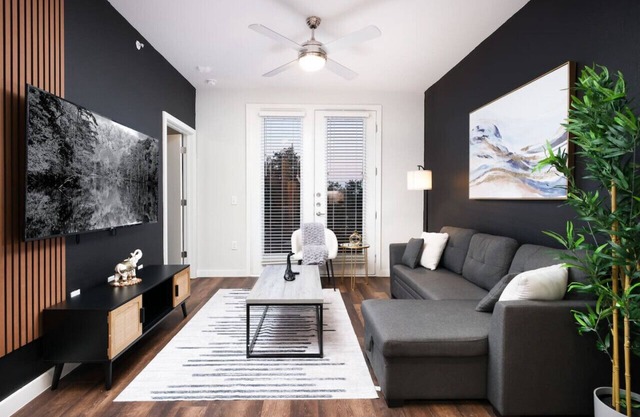 Spacious 2BR w/Gym, Parking Near Rvrwalk & Dome