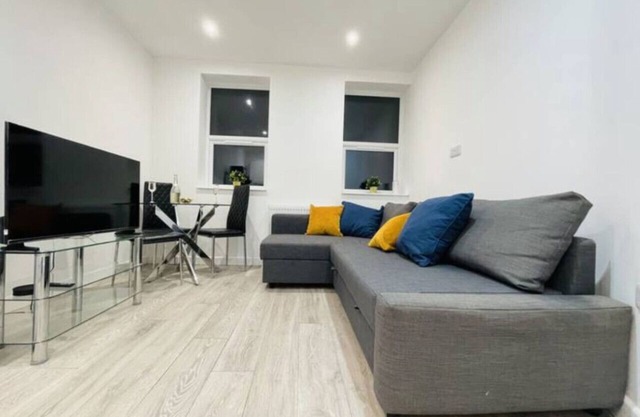 Spacious 2BR Watford Apartment | Sleeps 5, Near Station & Town Centre