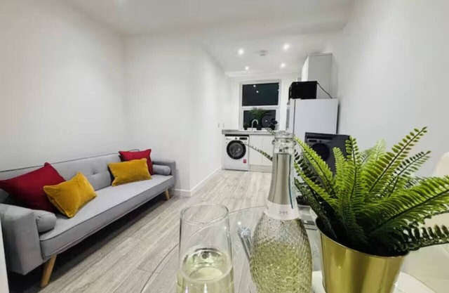 Spacious 2BR Watford Apartment | Ideal for Families, Work | Sleeps 4