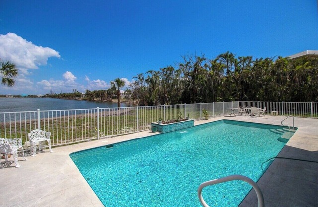 Spacious 3/2 pool home on Sanibel Island | 10 min walk to beach - Lily Pad