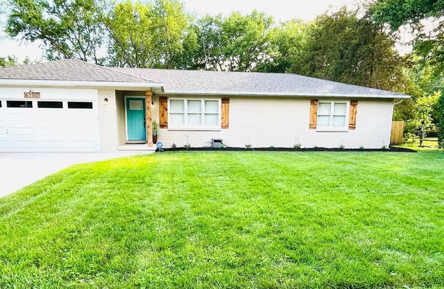 Spacious 3 bed 2.5 half bath cozy modern home in established neighborhood!