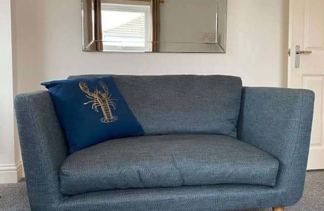 Spacious 3 bed flat a stones throw from the beach