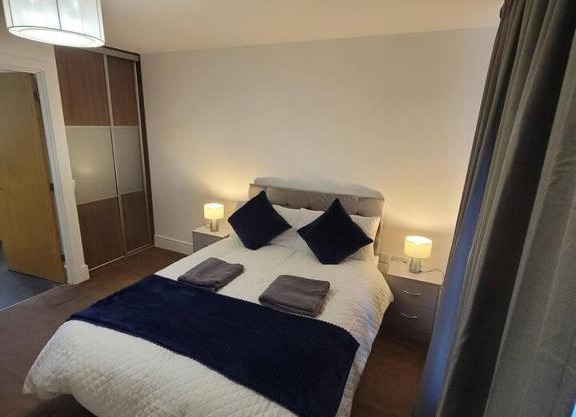 Spacious 3 bed Sleeps 5 and free parking
