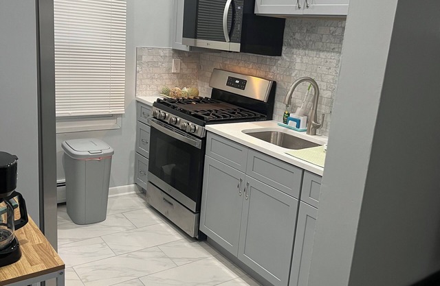 Spacious 3-bedroom apartment with WiFi, AC in lovely Weehawken