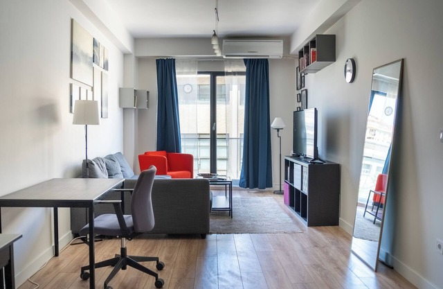 Spacious 3-bedroom apartment with WiFi, AC in charming Istanbul