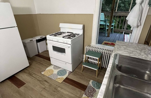 Spacious 3-bedroom apartment in peaceful Albany with AC, WiFi.