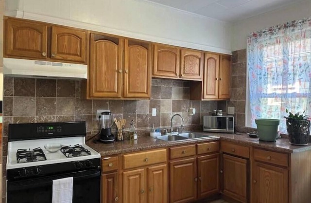 Spacious 3-bedroom apartment near the airport and NYC!