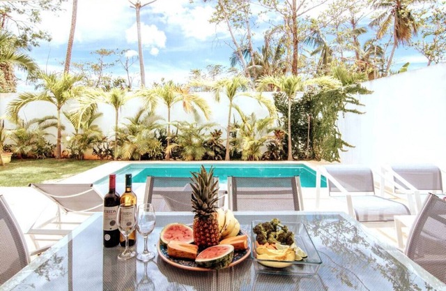 Spacious 3 bedroom Villa next to the beach.