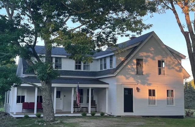 Spacious 3 bedroom farmhouse on the Blue Hill Peninsula