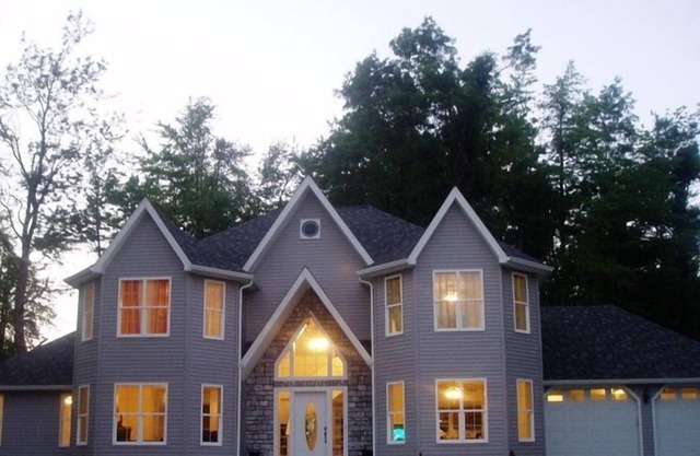 Spacious 3 Bedroom French Manor Minutes from Khalahari & Pocono Raceway & More