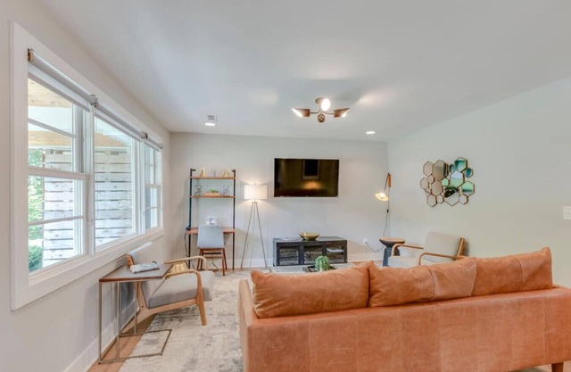 Spacious 3 Bedroom - Historic Franklin Quadplex