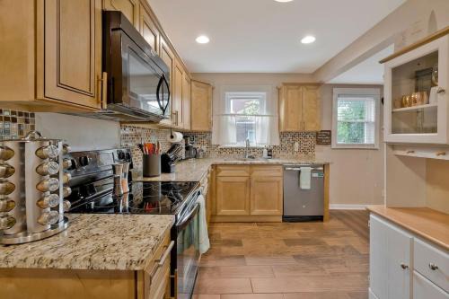 Spacious 3 bedroom home 3 miles to DT