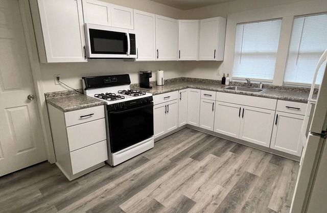 Spacious 3-bedroom apartment with AC, WiFi in charming Indianapolis