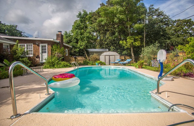 Spacious 3 bedroom with pool in quiet neighborhood