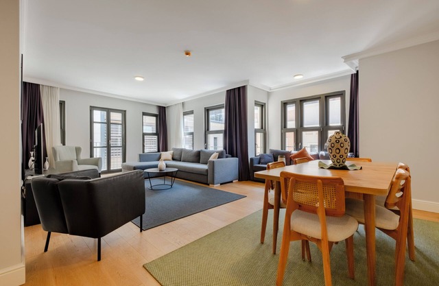 Spacious 3-Bedroom with AC, Elevator & Free Parking – to 1 min to Taksim Square