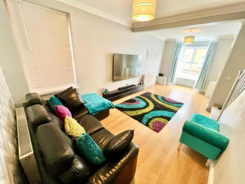 Spacious 3 or 4-Bed Home Sleeps 8 Walk to Train Station, University and City Centre