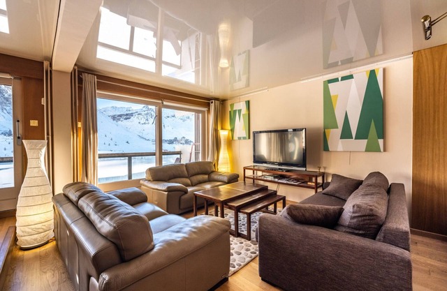 Spacious 3-room apartment with balcony, close to slopes and shops, WIFI included