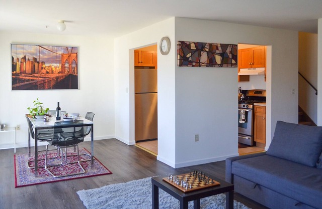 Spacious 3 bedrm 2.5 bathrm Town home free parking Discount for long stays