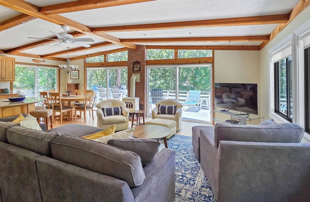 Spacious 3BD-Near Ocean Beaches, Private Setting, Enclosed Outdoor Shower, Large Deck & A/C