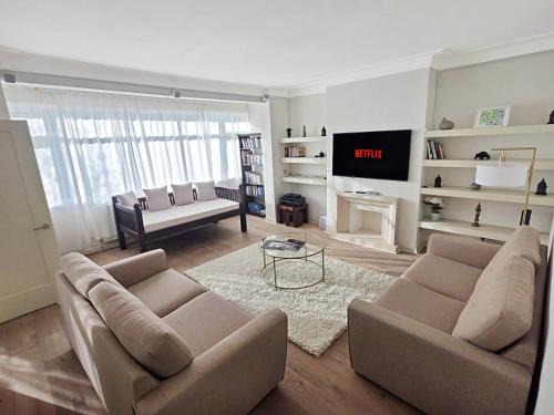 Spacious 3BR Home in Heart of Wimbledon