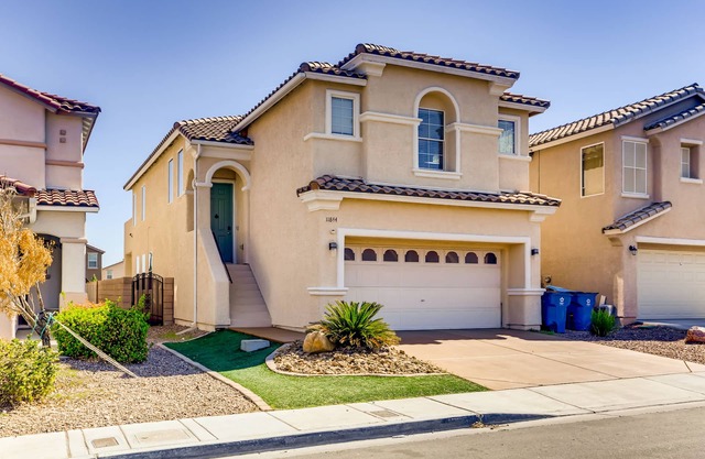 Spacious 3brd house with a pool mins from the strip & close to the Raider's HQ