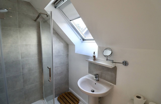 Spacious 4-Bed Home in Bracknell