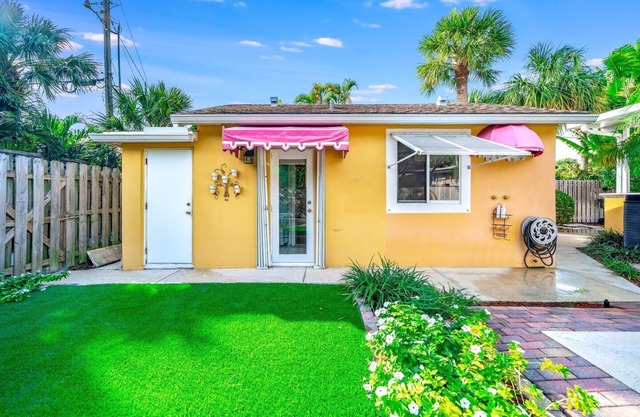 Spacious 4-bedroom pool house in enjoyable Lake Worth Beach
