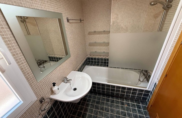 Spacious 4-bedroom apartment in lovely Roquetas de Mar with WiFi, AC