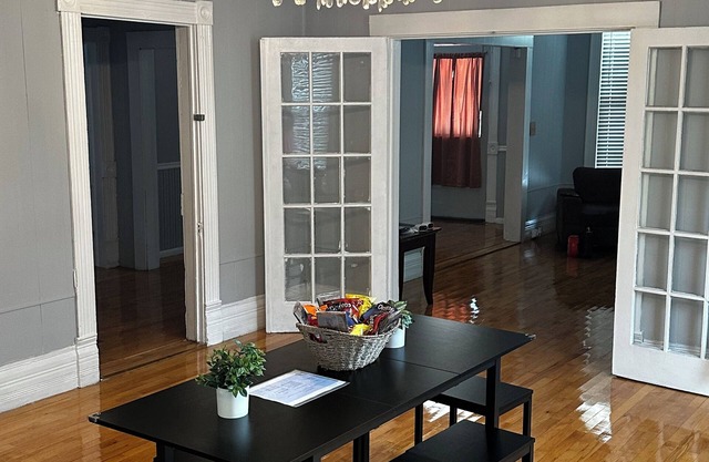 Spacious 4 bedroom house in charming Birmingham with AC, WiFi