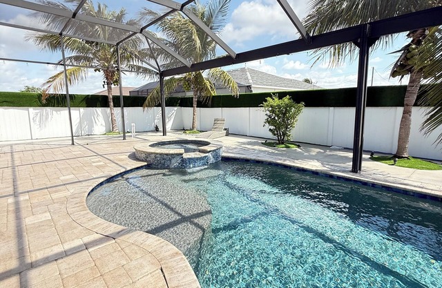 Spacious 4-bedroom house with AC, WiFi in marvelous Cape Coral