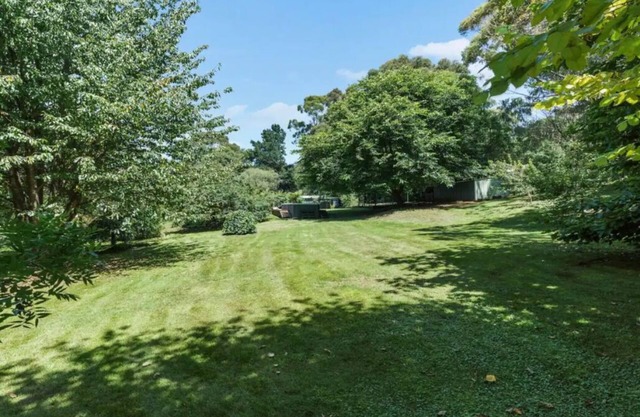Spacious 4-bedroom house with WiFi, AC and huge swim spa in charming Bundanoon