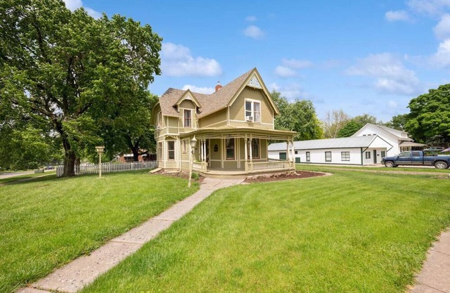 Spacious 4 bedroom home with ideal location by downtown. Perfect for groups!