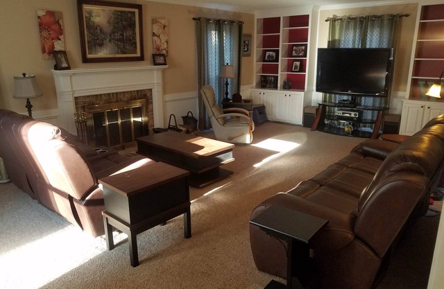 Spacious 4 -bedroom house in welcoming Dunwoody, large back yard. Close to MARTA