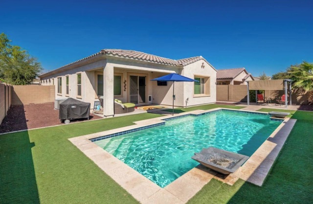 Spacious 4-bedroom house with Pool, WiFi and AC in brilliant Buckeye