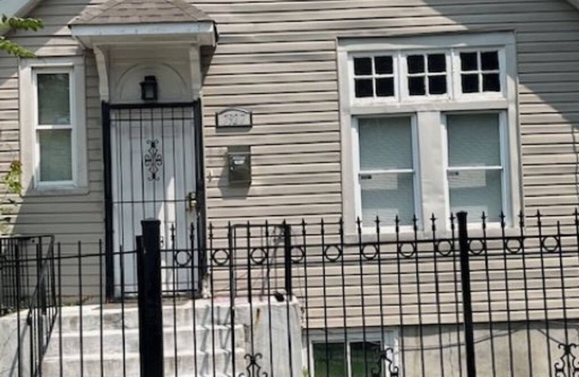 Spacious 4-bedroom house in cool Chicago with AC, WiFi