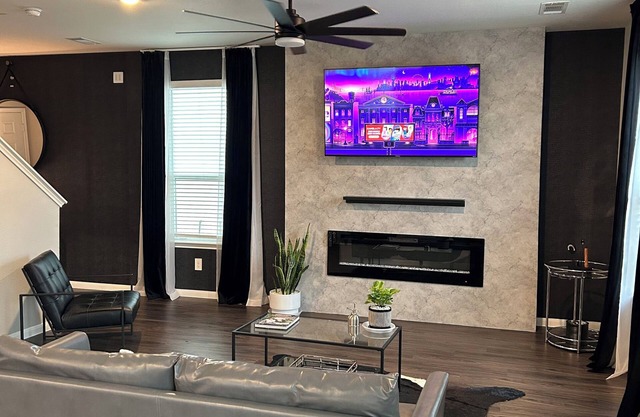 Spacious 4-bedroom house in cool Houston with WiFi, AC
