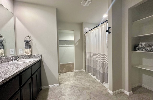 Spacious 4-bedroom house in peaceful Odessa with AC