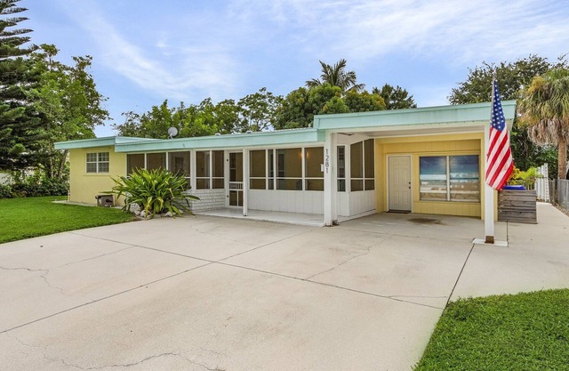 Spacious 4-bedroom Lake Park house near beaches & downtown. Small Dog Friendly!
